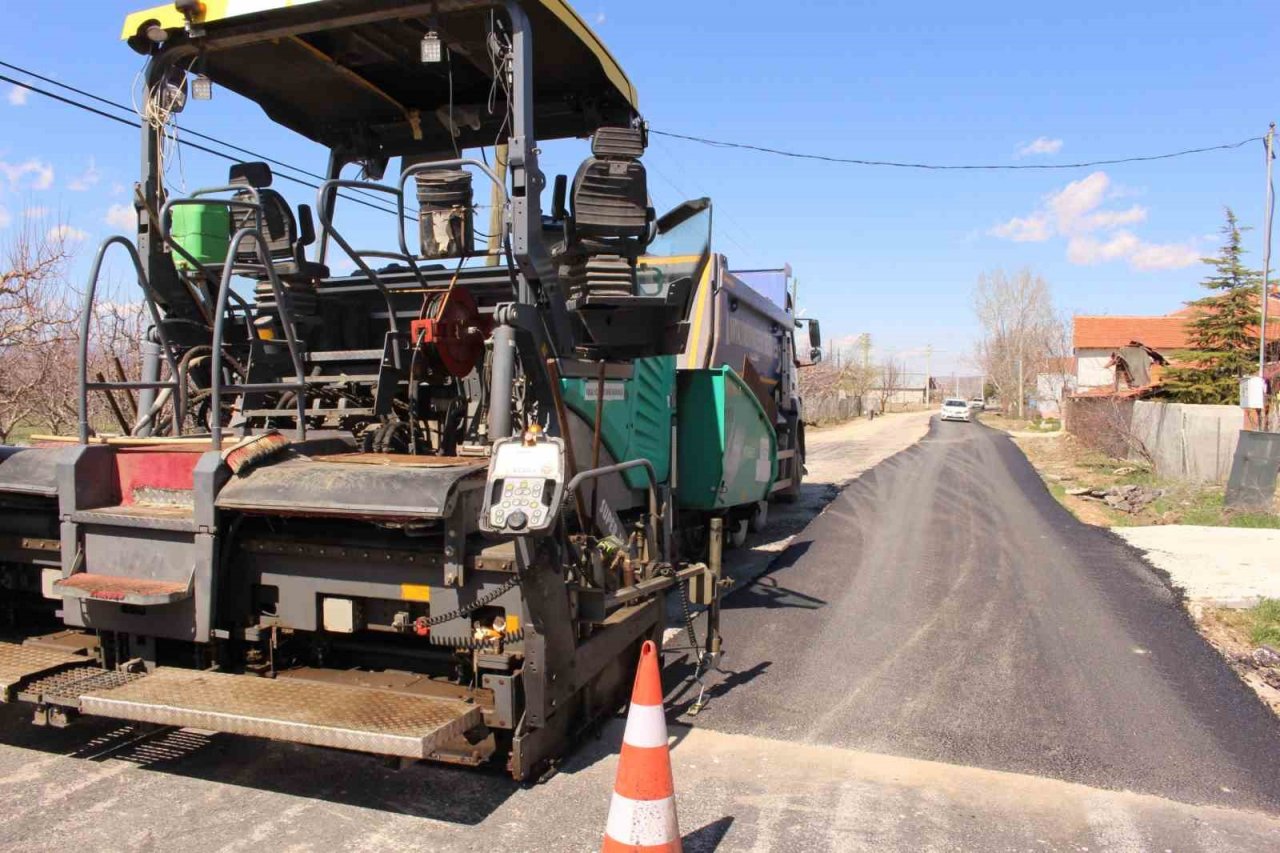 Elmalı’da sıcak asfalt çalışması