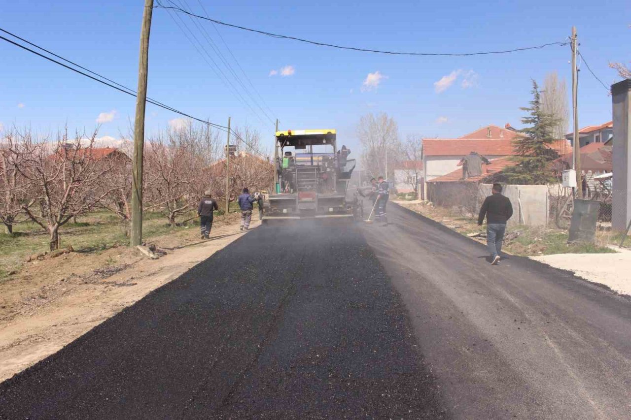 Elmalı’da sıcak asfalt çalışması