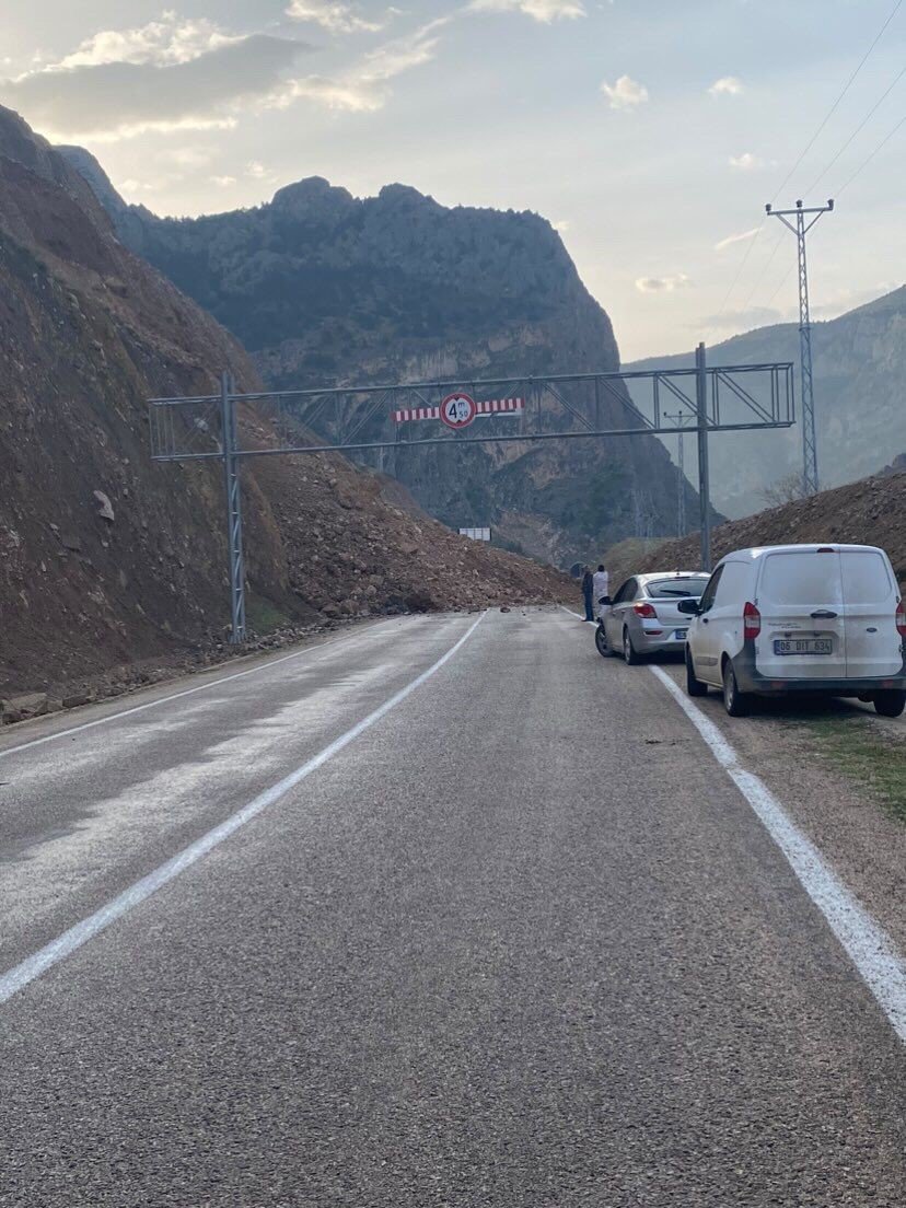 Artvin’de heyelanın kapattığı yol yeniden ulaşıma açıldı