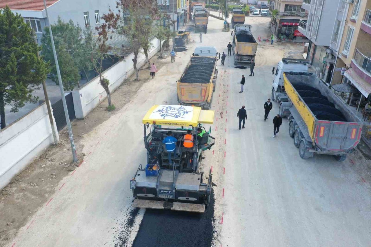 Büyükşehir Belediyesi yol yapım çalışmalarını sürdürüyor