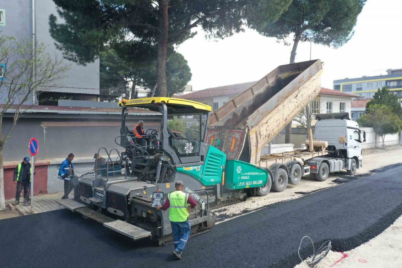 Büyükşehir Belediyesi yol yapım çalışmalarını sürdürüyor