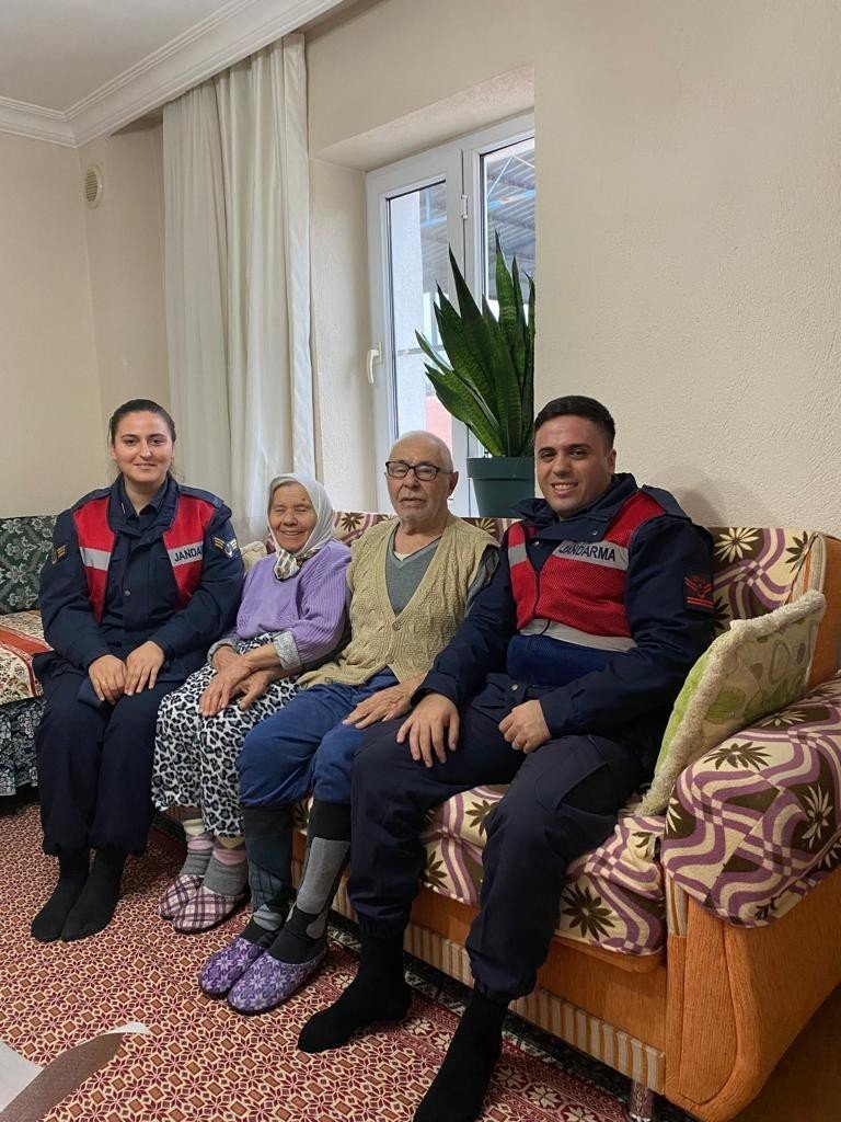 Jandarmadan yaşlı çınarlara saygı