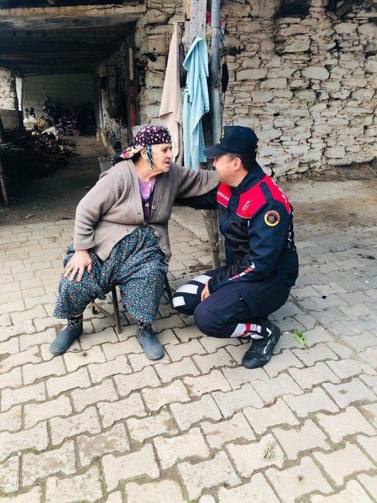 Jandarmadan yaşlı çınarlara saygı