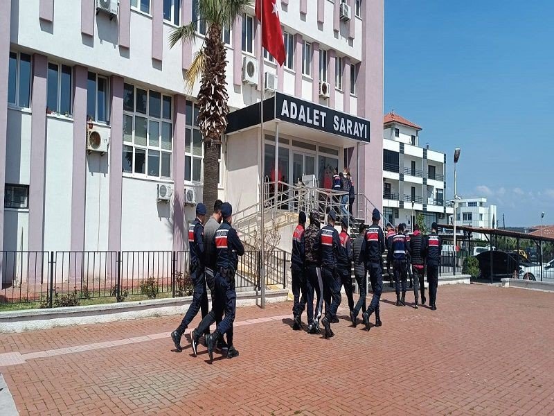 Ayvalık’ta jandarmadan insan tacirlerine darbe