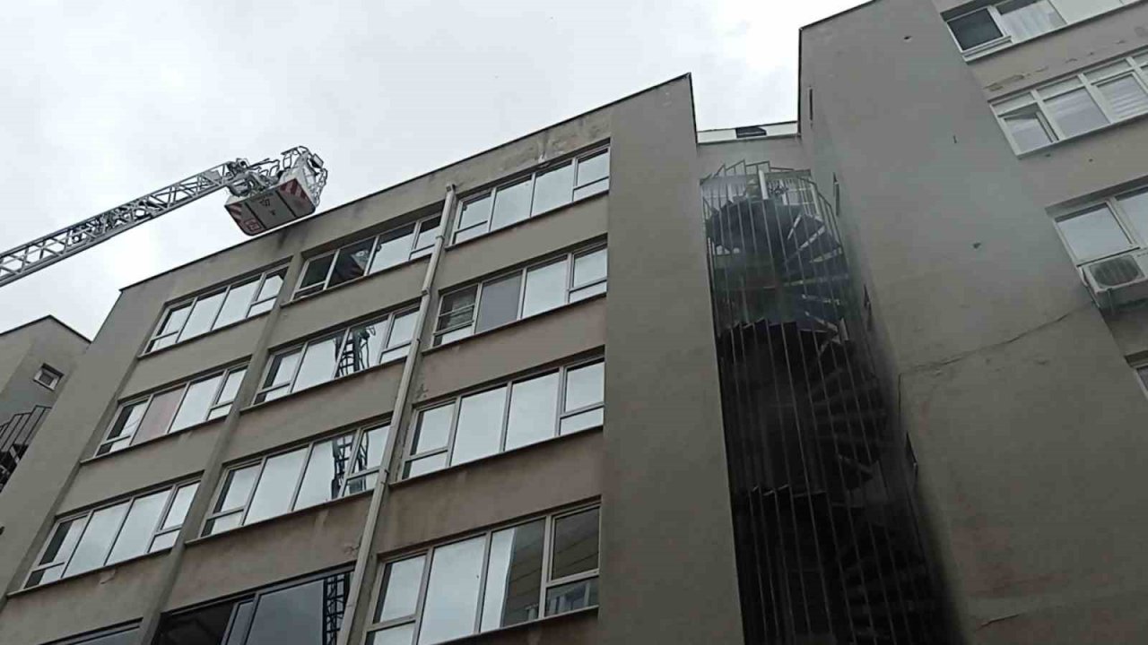 Korkutan duman iş merkezini boşalttırdı, onlarca çalışan zor anlar yaşadı