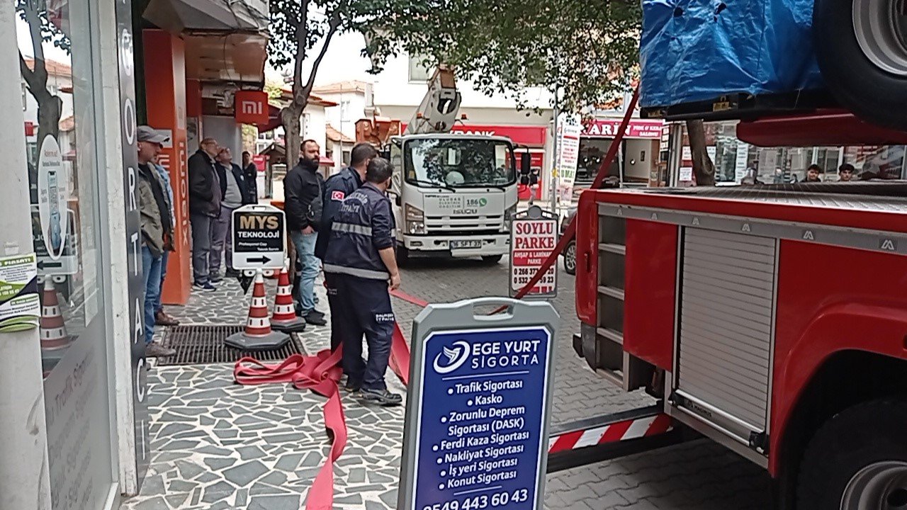 Korkutan duman iş merkezini boşalttırdı, onlarca çalışan zor anlar yaşadı