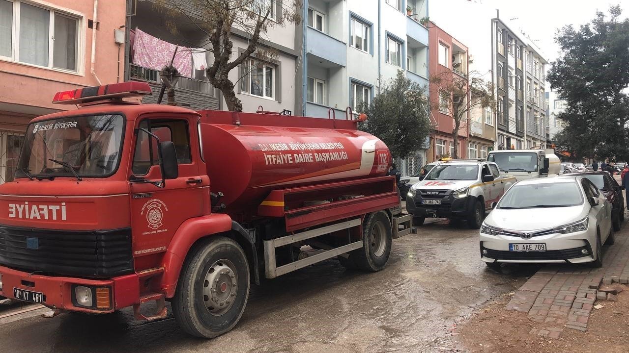 Bandırma’da evde yangın çıktı, 2 kişi hastaneye kaldırıldı