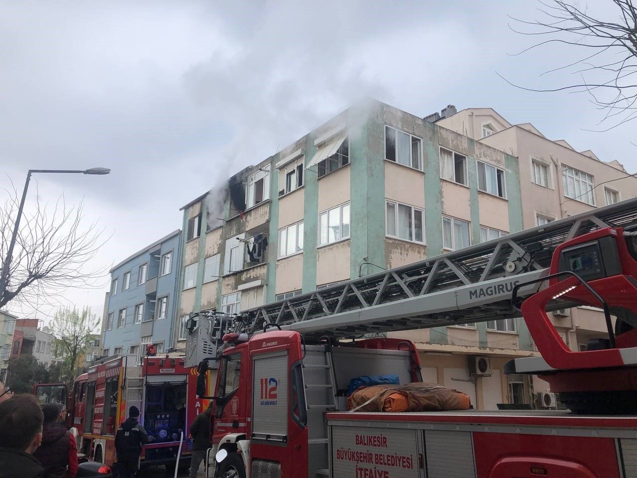 Bandırma’da evde yangın çıktı, 2 kişi hastaneye kaldırıldı