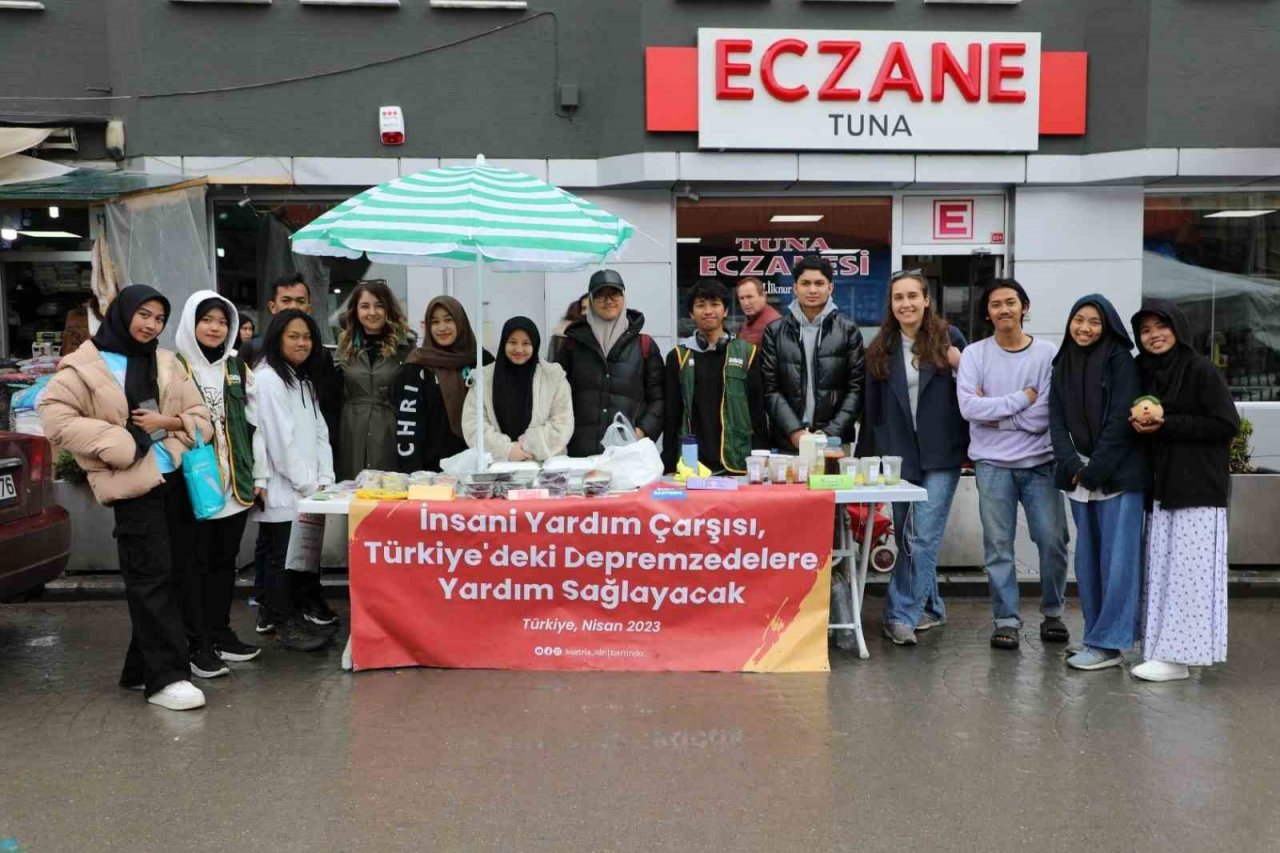 Ülkelerinden 9 bin kilometre uzakta depremzedeler için yardım topladılar