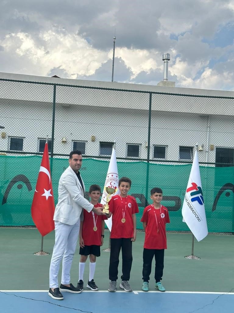 Batman’da tenisin küçük şampiyonları belli oldu