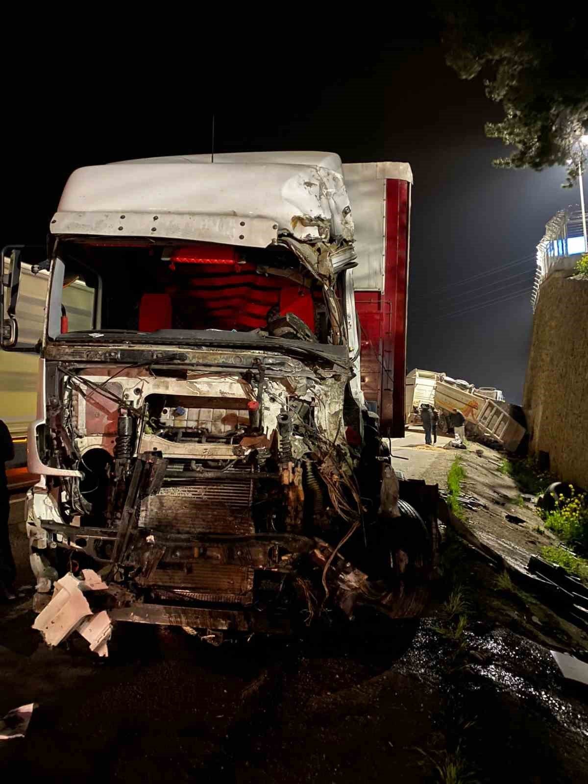 Kontrolden çıkan tır karşı şeride geçerek, başka bir tıra çarptı