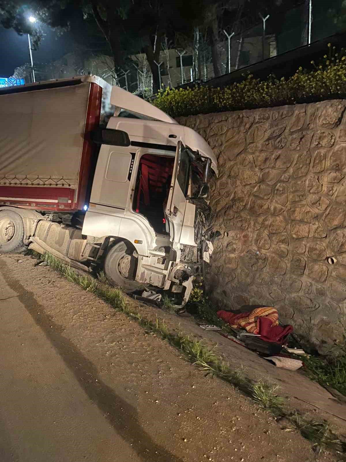 Kontrolden çıkan tır karşı şeride geçerek, başka bir tıra çarptı