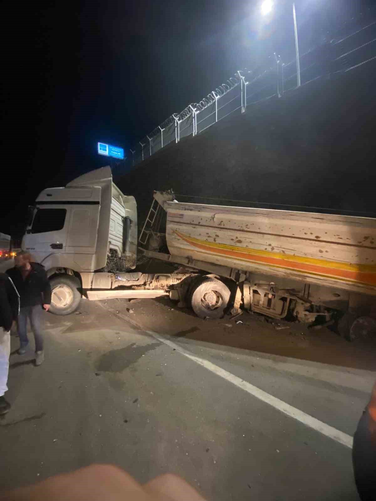 Kontrolden çıkan tır karşı şeride geçerek, başka bir tıra çarptı