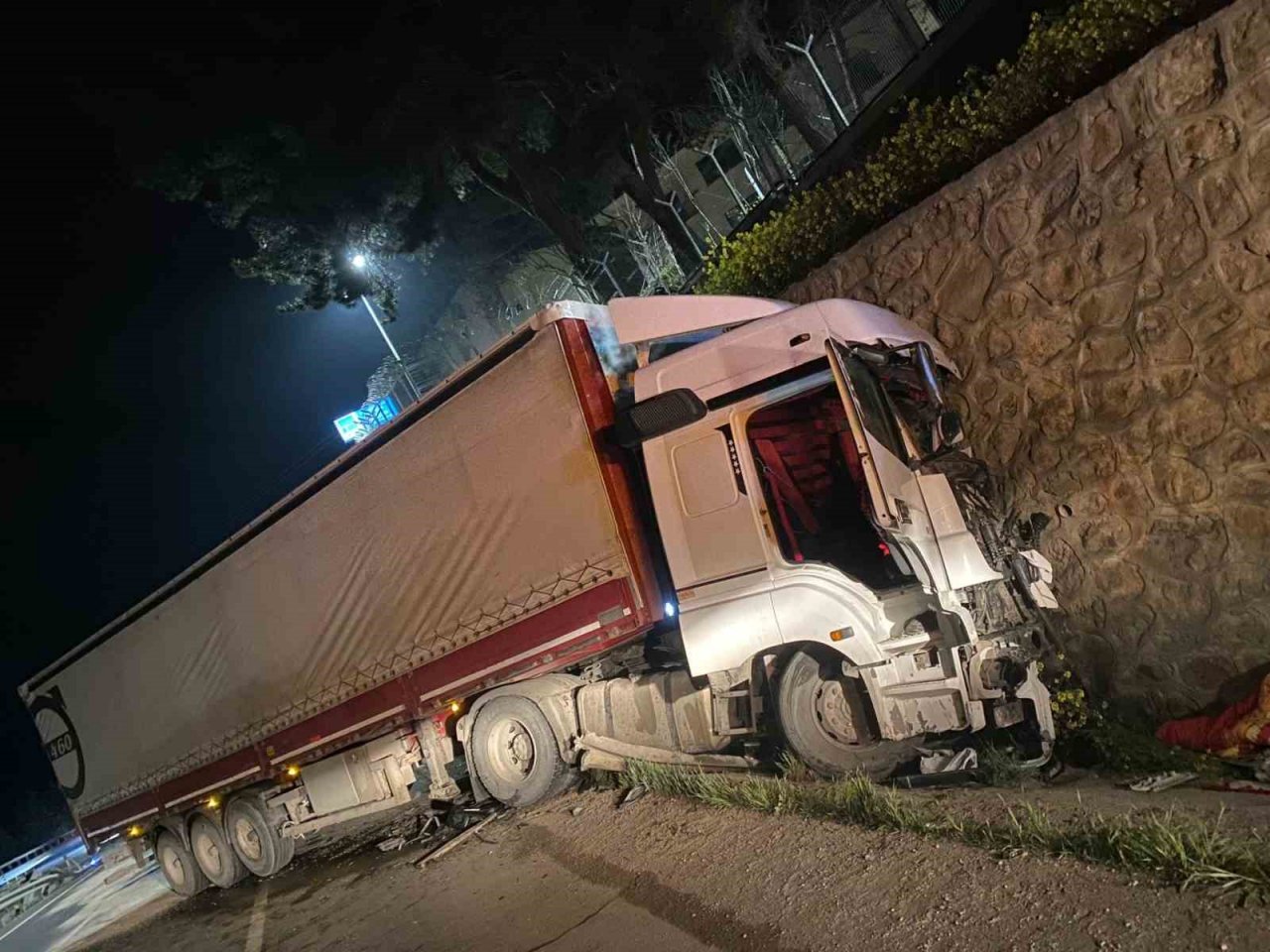 Kontrolden çıkan tır karşı şeride geçerek, başka bir tıra çarptı