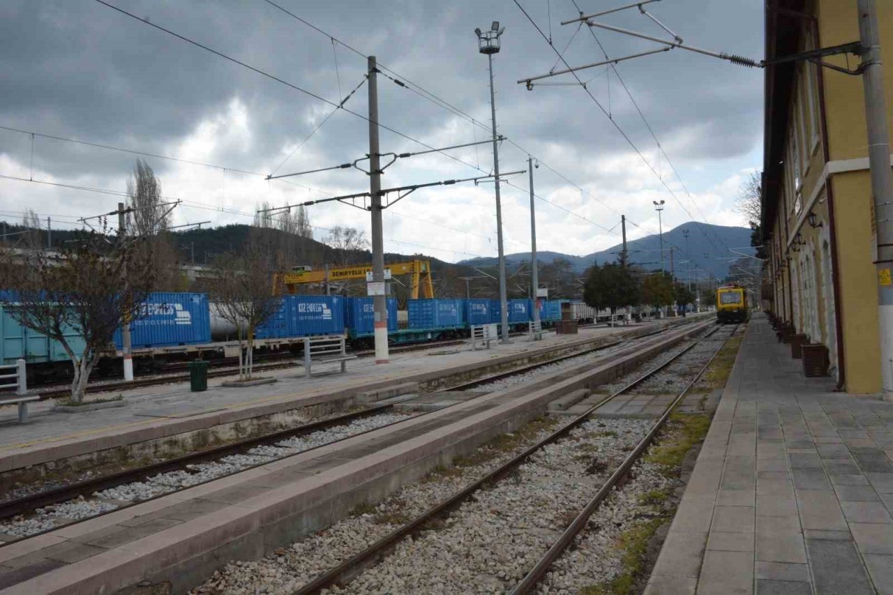 Fotoğraf çektirmek isterken elektrik akımına kapıldılar