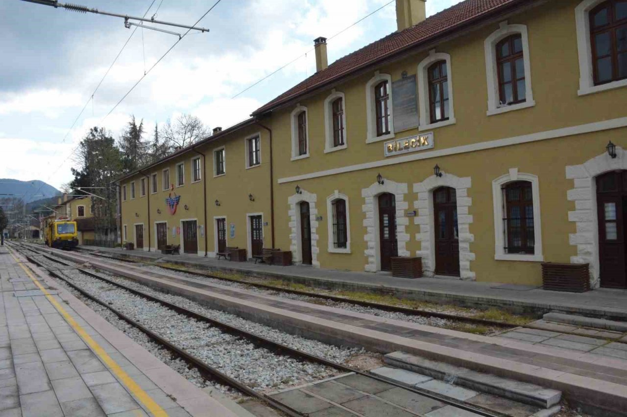Fotoğraf çektirmek isterken elektrik akımına kapıldılar