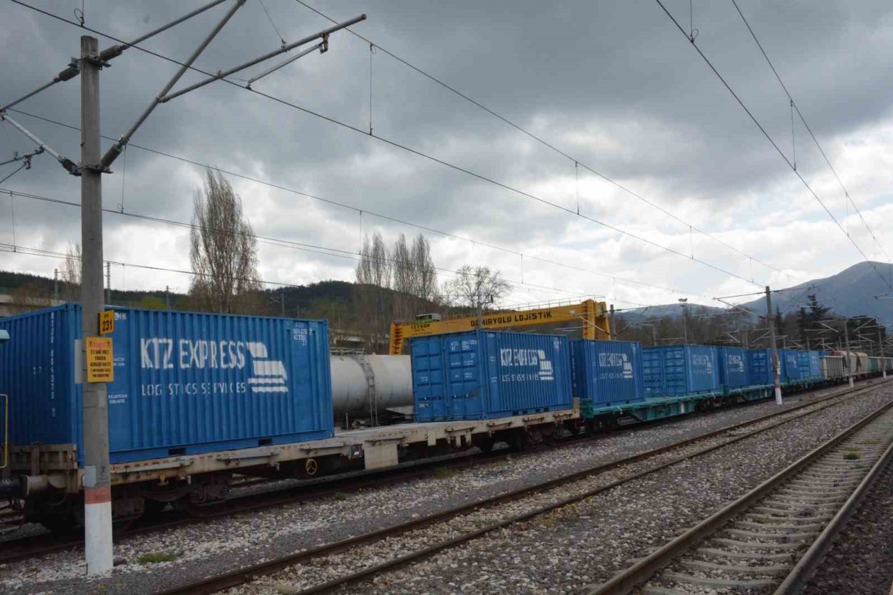 Fotoğraf çektirmek isterken elektrik akımına kapıldılar