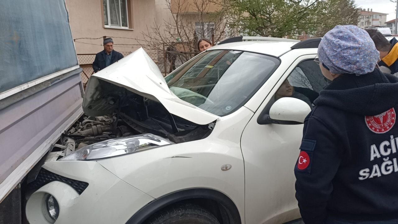 Kaza yapan sürücü kendini araca kilitledi, ekipler uzun süre uğraştı