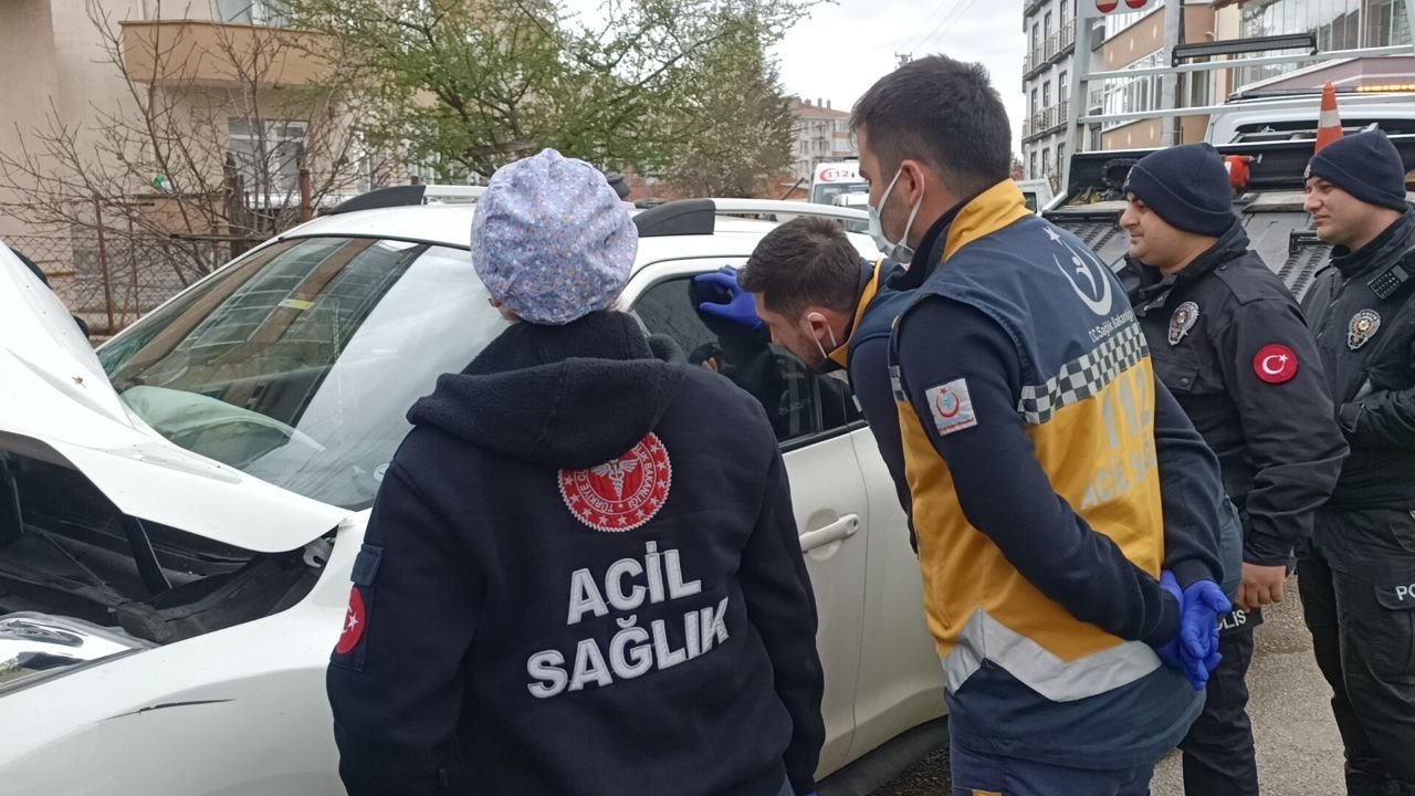 Kaza yapan sürücü kendini araca kilitledi, ekipler uzun süre uğraştı