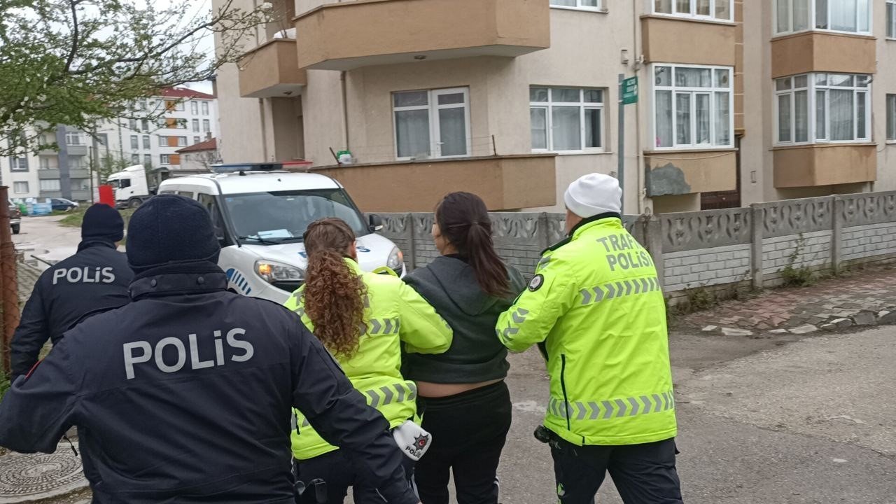 Kaza yapan sürücü kendini araca kilitledi, ekipler uzun süre uğraştı