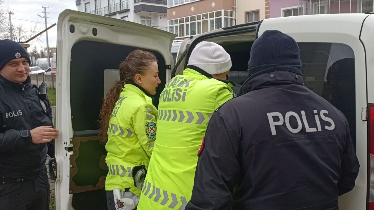 Kaza yapan sürücü kendini araca kilitledi, ekipler uzun süre uğraştı