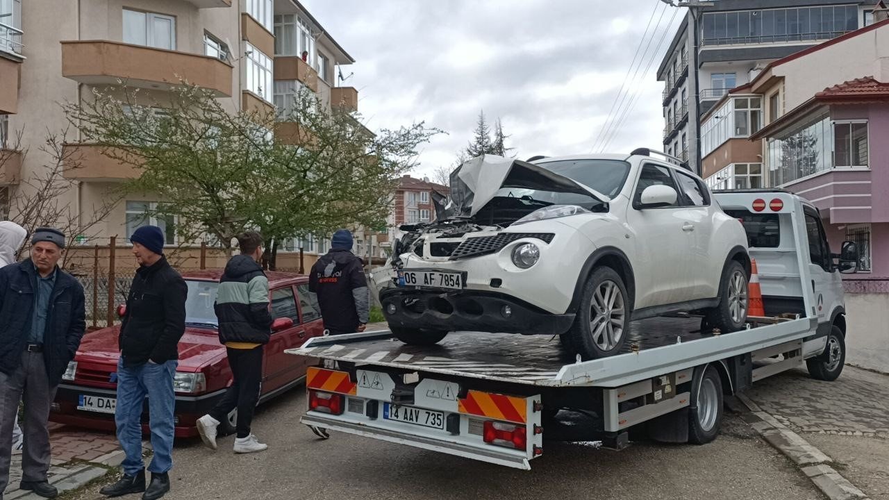 Kaza yapan sürücü kendini araca kilitledi, ekipler uzun süre uğraştı