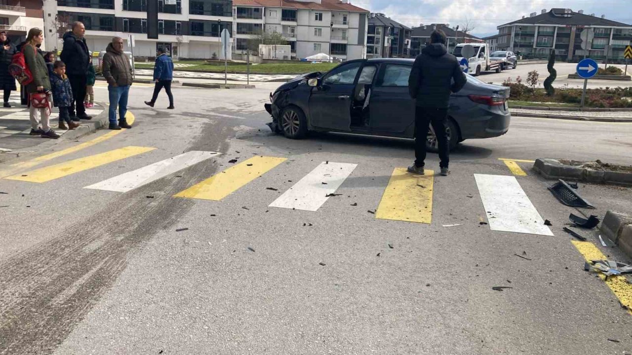 Ticari taksi ile otomobil çarpıştı: 1 yaralı