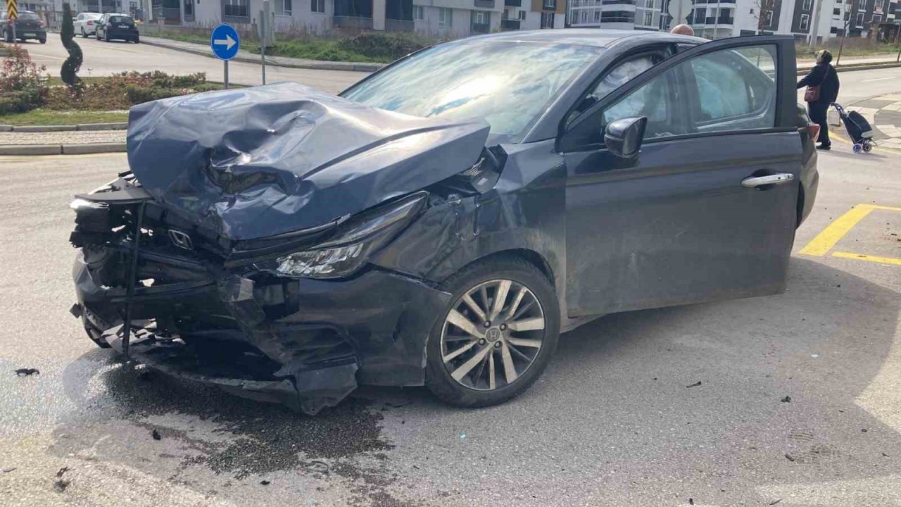 Ticari taksi ile otomobil çarpıştı: 1 yaralı