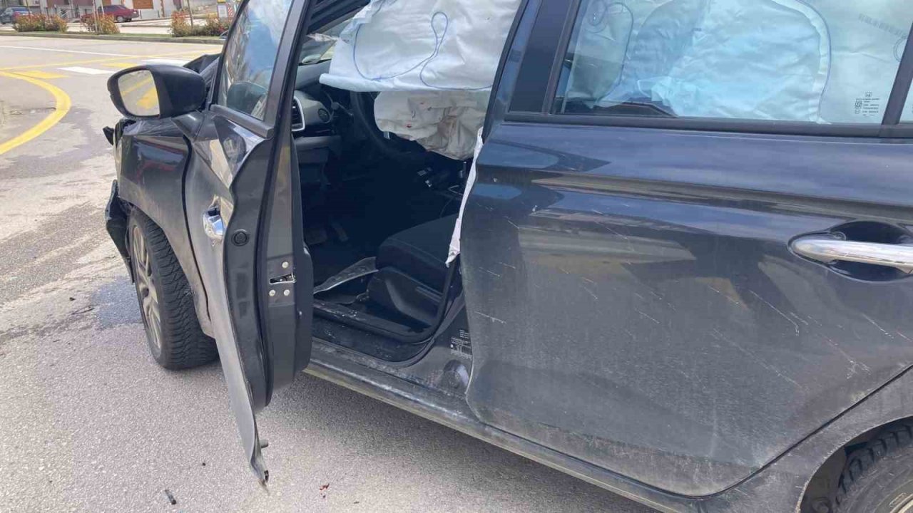 Ticari taksi ile otomobil çarpıştı: 1 yaralı