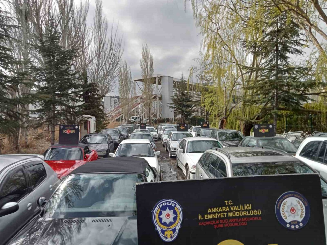 Bulgaristan’dan yaşa dışı yollarla getirdikleri araçların şasi numarasını değiştirip ’change’ yapan çeteye "Kontak" operasyonu