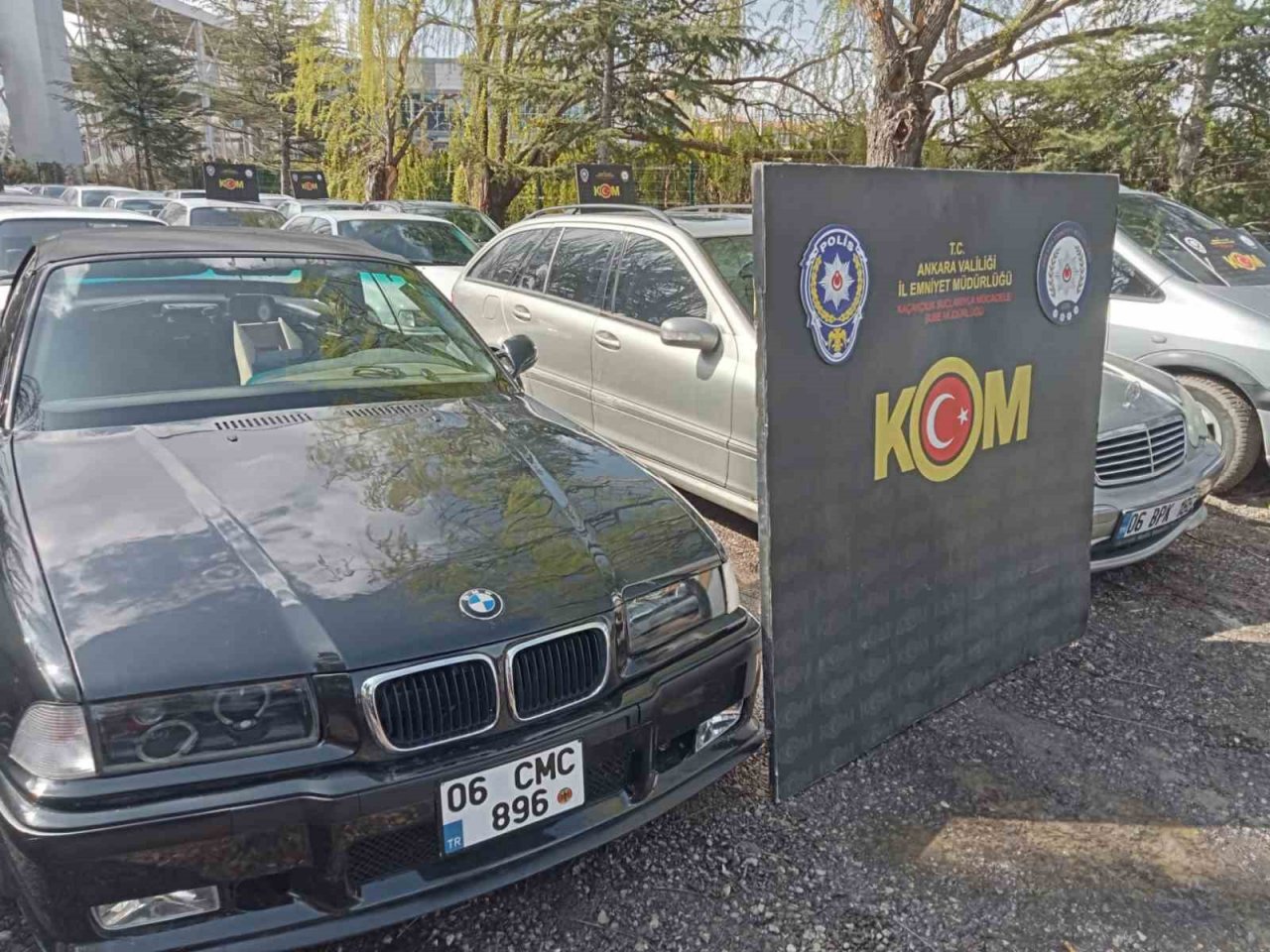 Bulgaristan’dan yaşa dışı yollarla getirdikleri araçların şasi numarasını değiştirip ’change’ yapan çeteye "Kontak" operasyonu