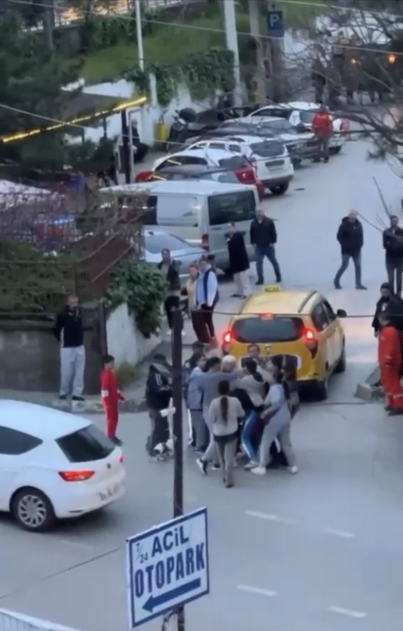 Bursa’da kadınların yan bakma kavgası kamerada