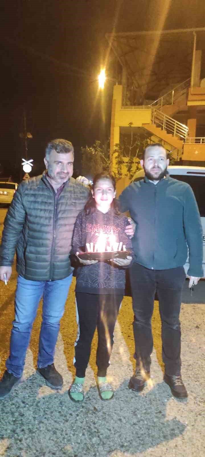 Depremzede Çocuklar Yalan İhbarda Bulunup Gelen Ekiplere Pasta İkram Ettiler