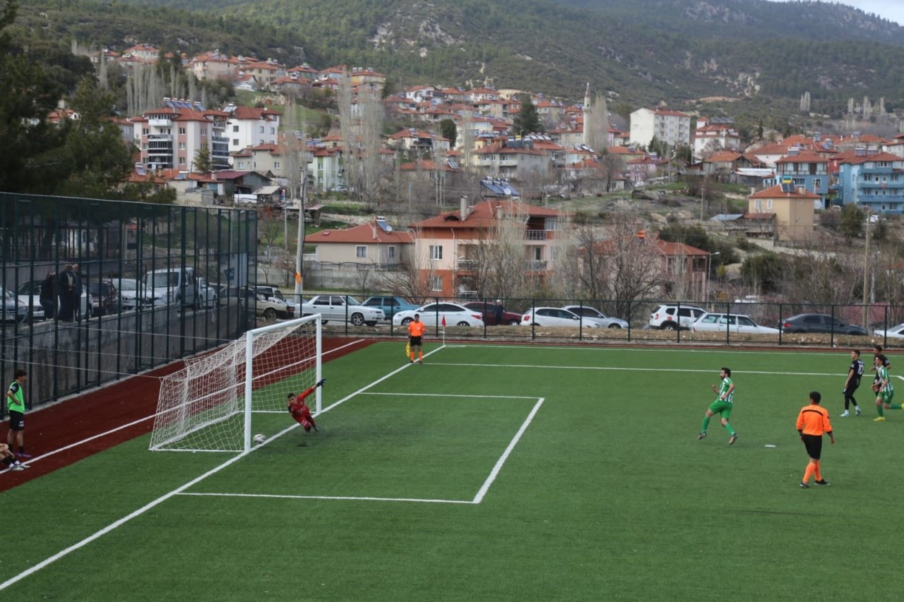 Derbide kazanan Çamelispor oldu
