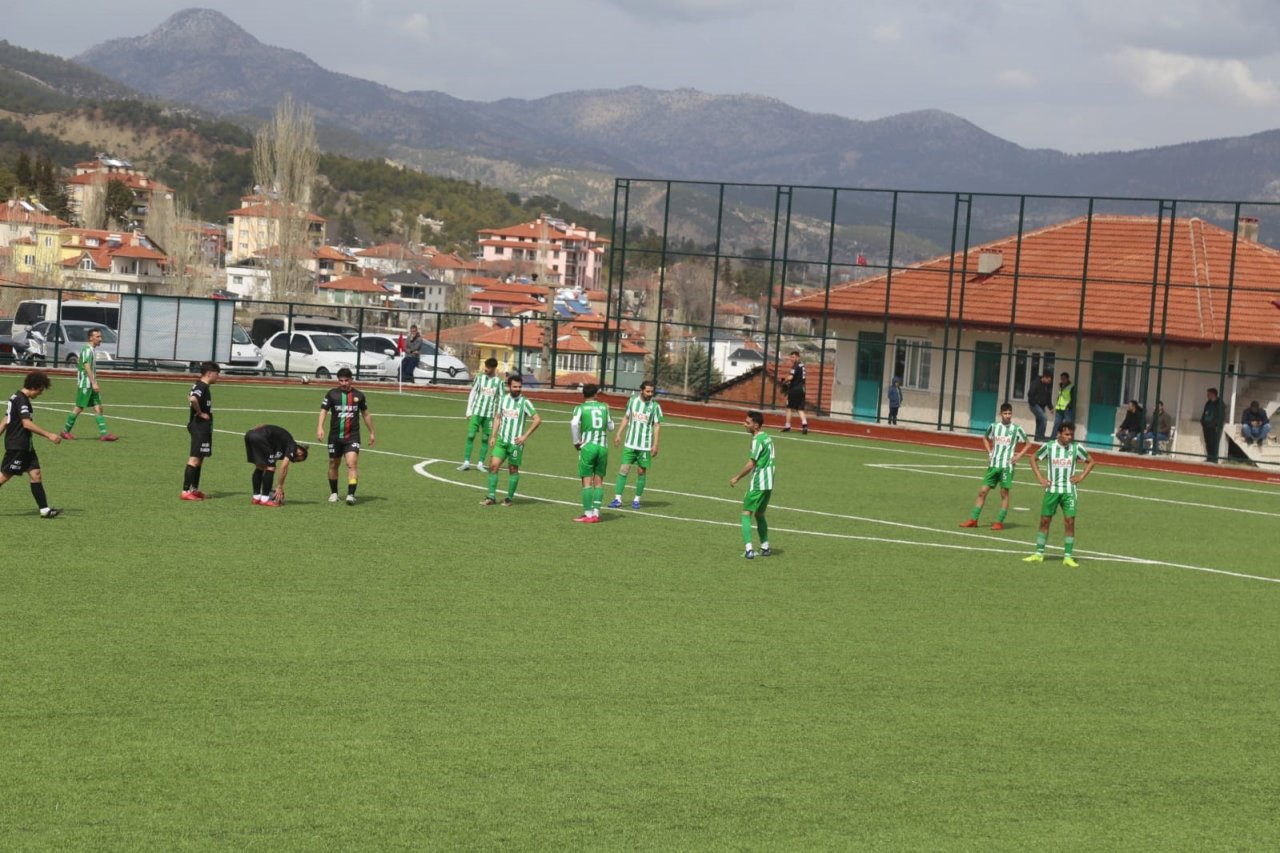 Derbide kazanan Çamelispor oldu