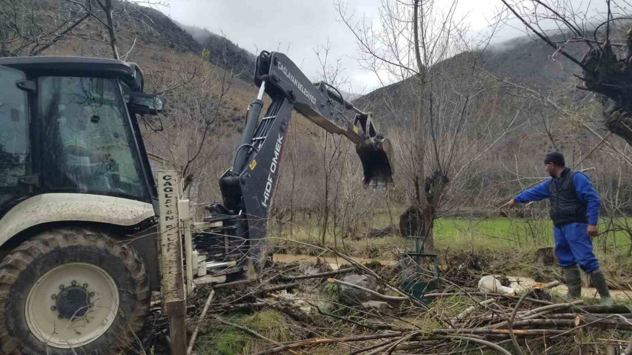 Sağanak yağış sel su baskınlarına neden oldu