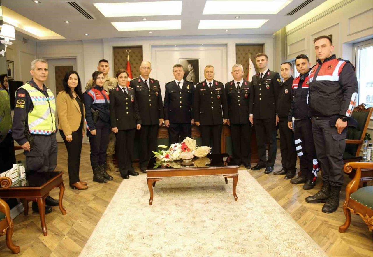 Jandarma personeli polislerin haftasını tebrik etti