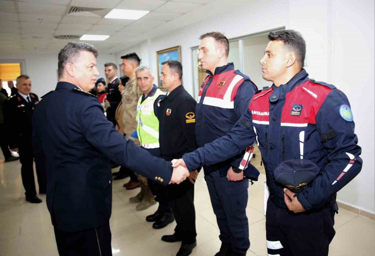 Jandarma personeli polislerin haftasını tebrik etti