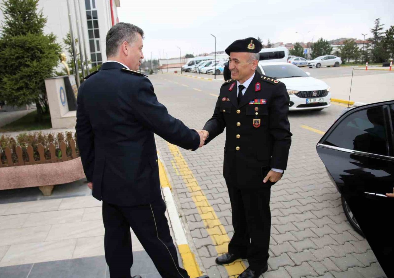 Jandarma personeli polislerin haftasını tebrik etti