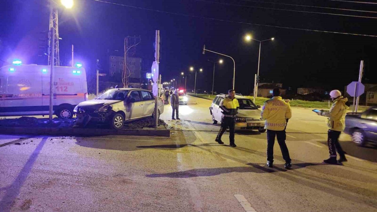 Amasya’da iki otomobil çarpıştı: 5 yaralı