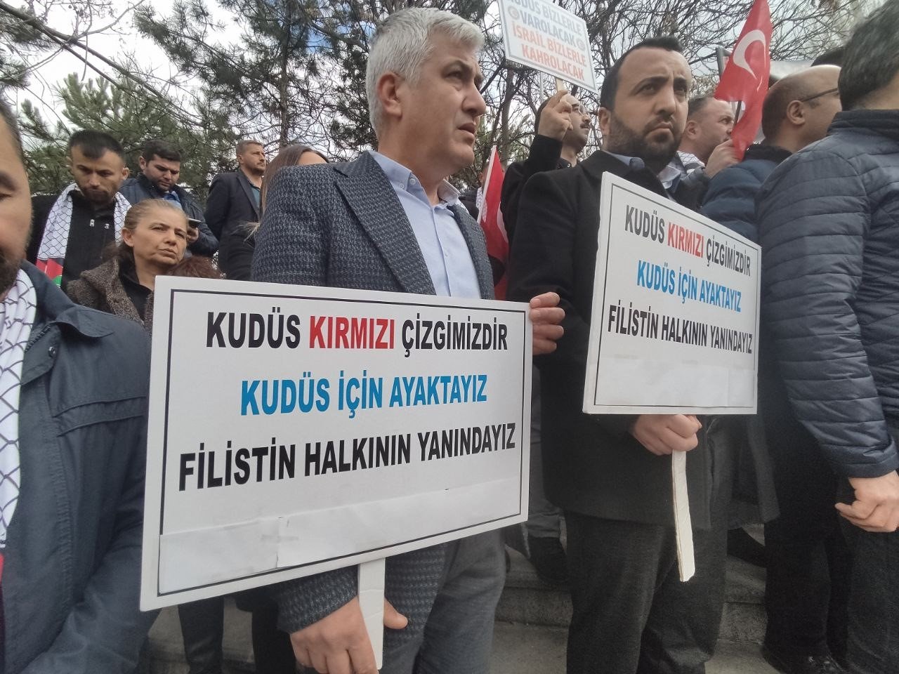 İsrail’in Ankara Büyükelçiliği Rezidansı’na siyah çelenk bırakıldı
