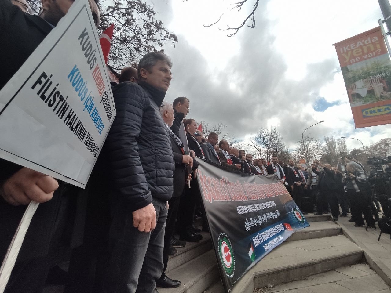 İsrail’in Ankara Büyükelçiliği Rezidansı’na siyah çelenk bırakıldı