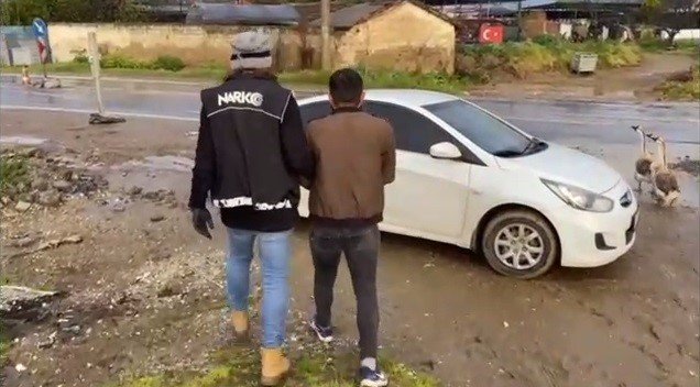 İzmir merkezli 4 ilde uyuşturucu tacirlerine şafak baskını