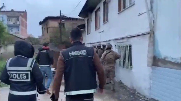 İzmir merkezli 4 ilde uyuşturucu tacirlerine şafak baskını