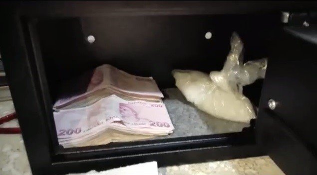 İzmir merkezli 4 ilde uyuşturucu tacirlerine şafak baskını