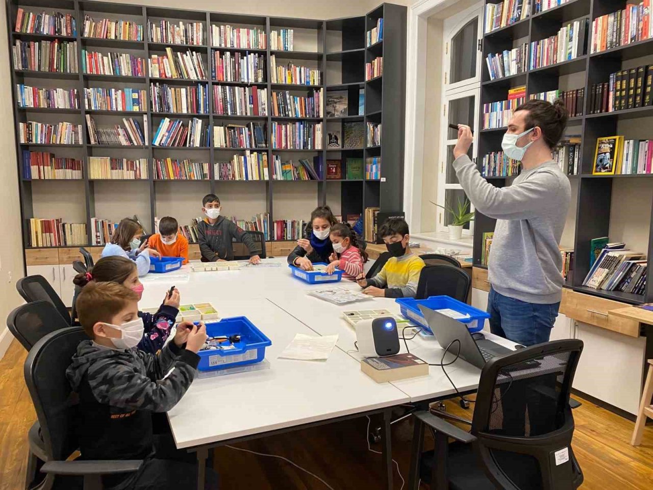 İzQ ve Kontak, geleceğin girişimcilerini yetiştirecek