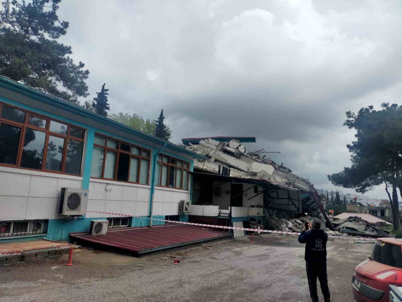 Depremde hasar alan Halk Sağlığı Birimine ait 4 katlı bina çöktü