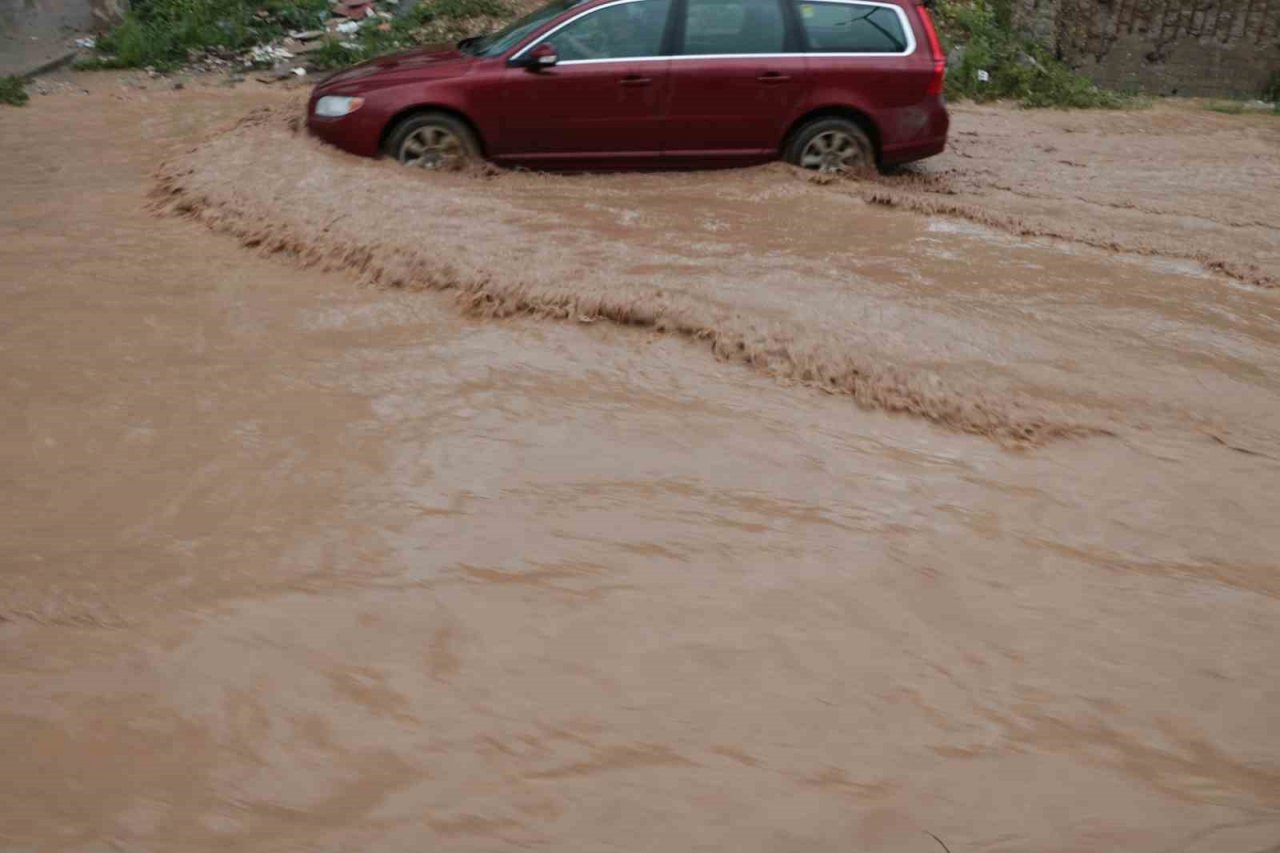 Kahramanmaraş’ta sağanak ve dolu etkili oldu