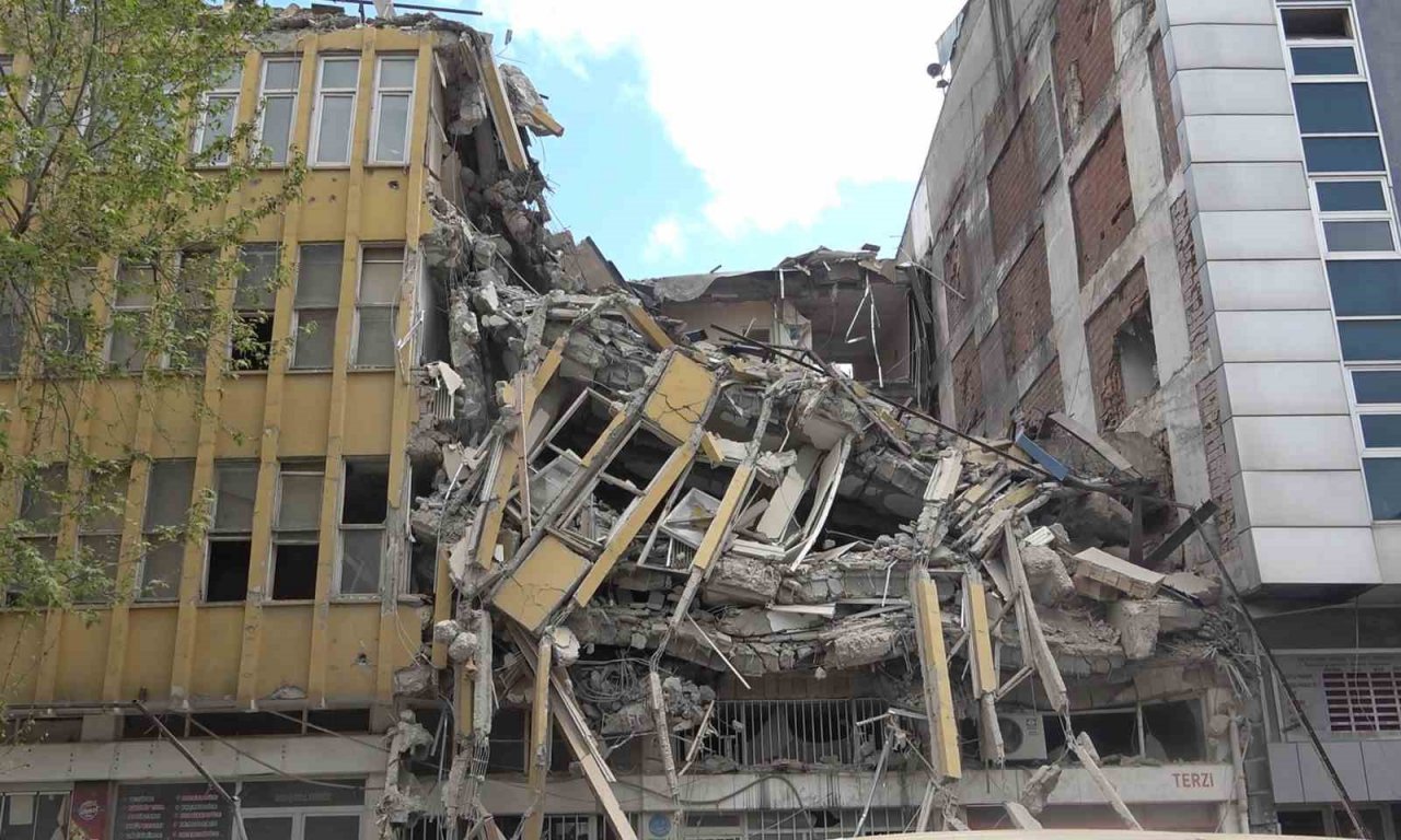 Ölüme ramak kala: 4 katlı bina çöktü, 3 kişi son anda kurtuldu