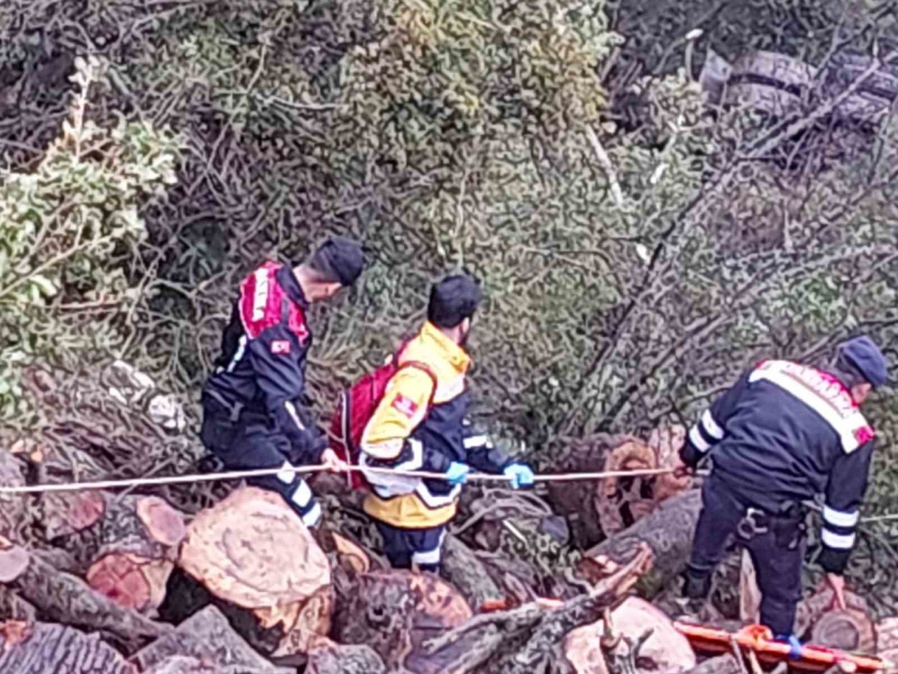 Kamyon dereye devrildi: 1 yaralı